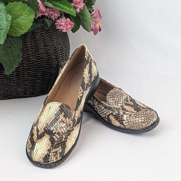 Clarks Bayou Q Faux Snakeskin Loafers Womens Sz 6 | Cushioned Low Heel Slip Ons - Picture 1 of 8
